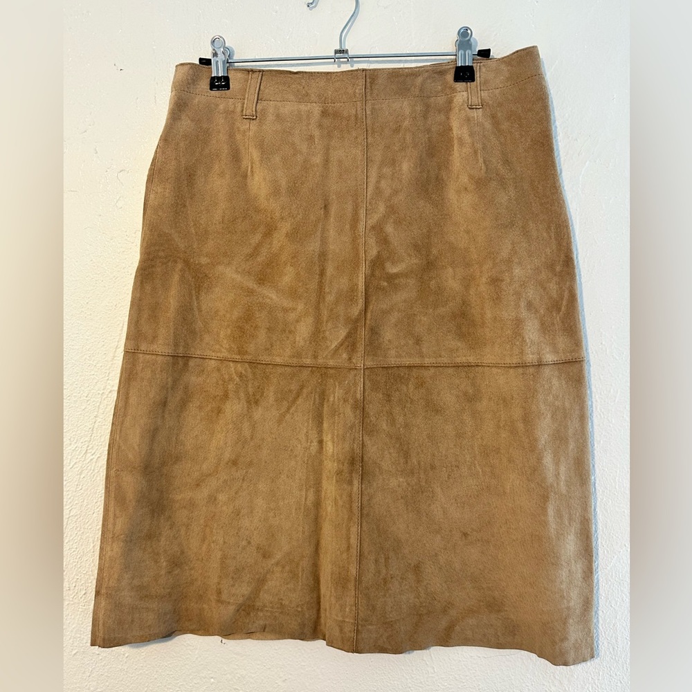 Gorgeous size 8 Isaac Mizrahi for Target fully lined beige suede skirt ❤️